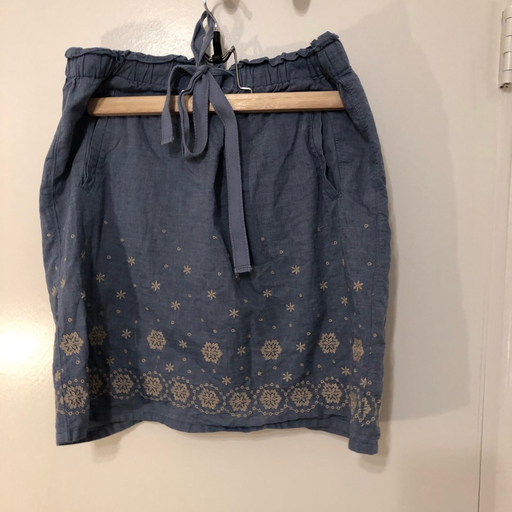 Floral embroidered pencil skirt